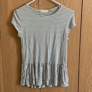 Short sleeve peplum top.